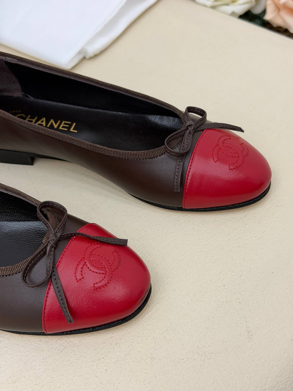 Rouge Élégance Çift Renk Fiyonklu Babet – Kahve & Bordo