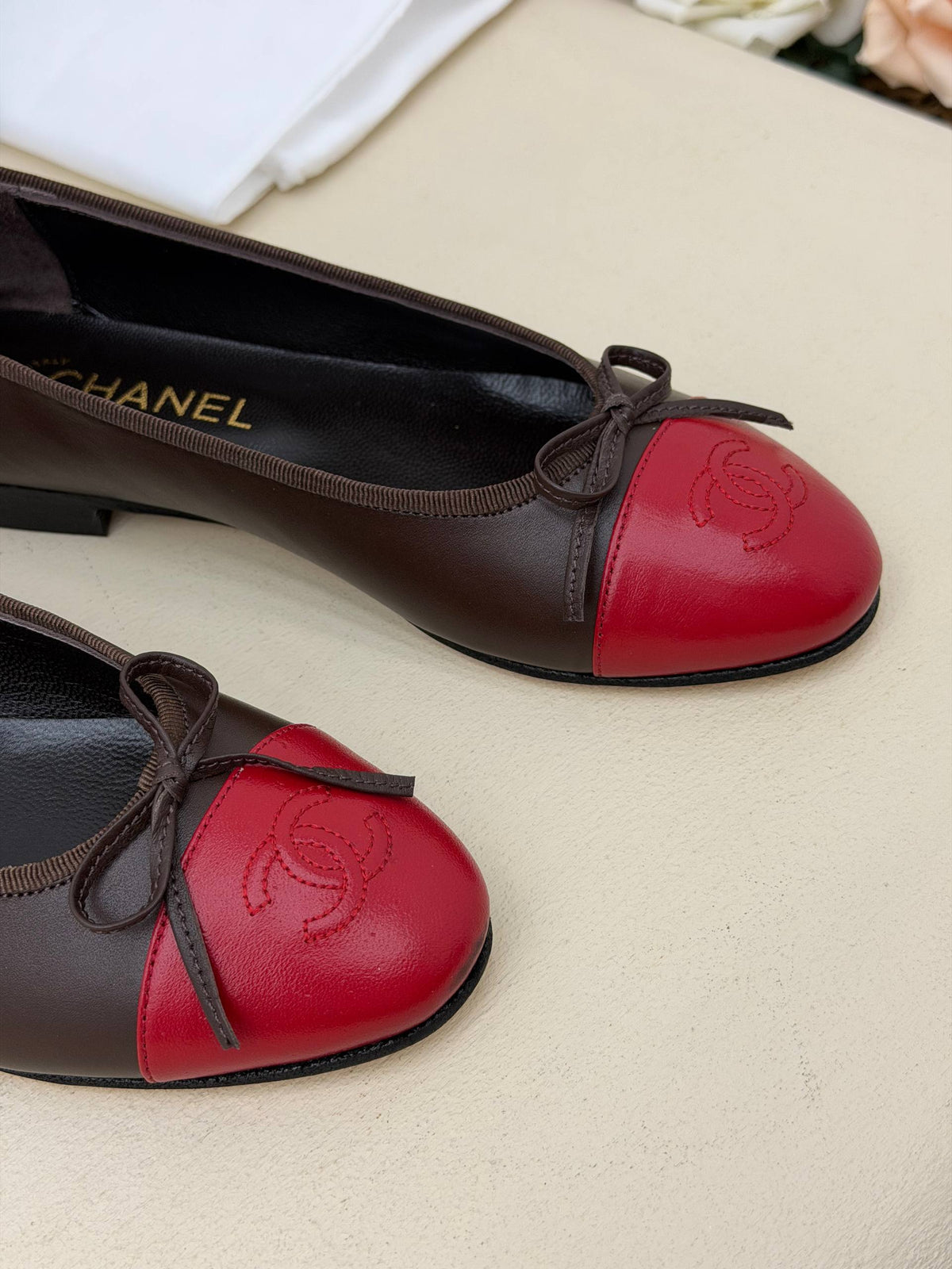 Rouge Élégance Çift Renk Fiyonklu Babet – Kahve & Bordo