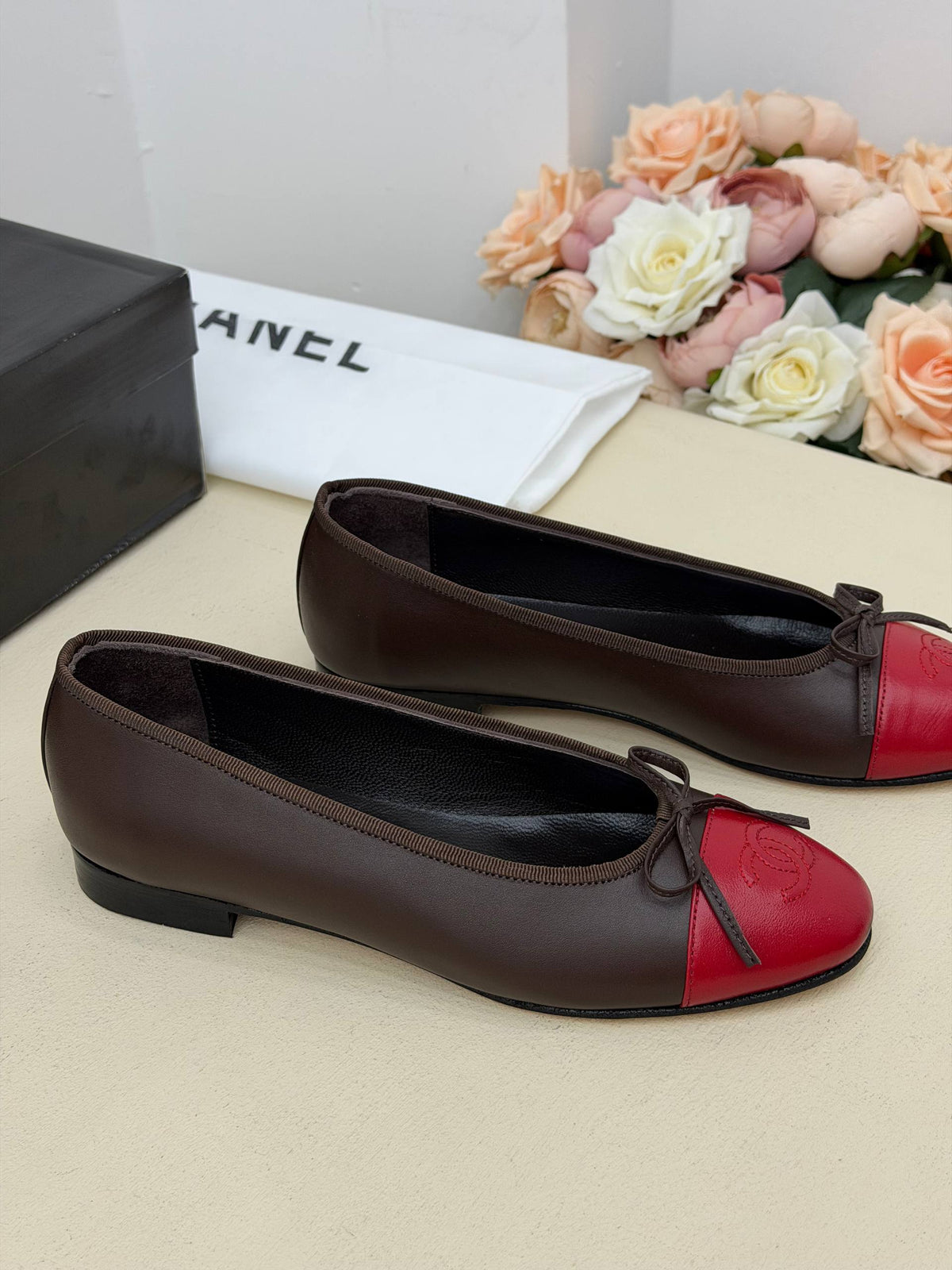 Rouge Élégance Çift Renk Fiyonklu Babet – Kahve & Bordo