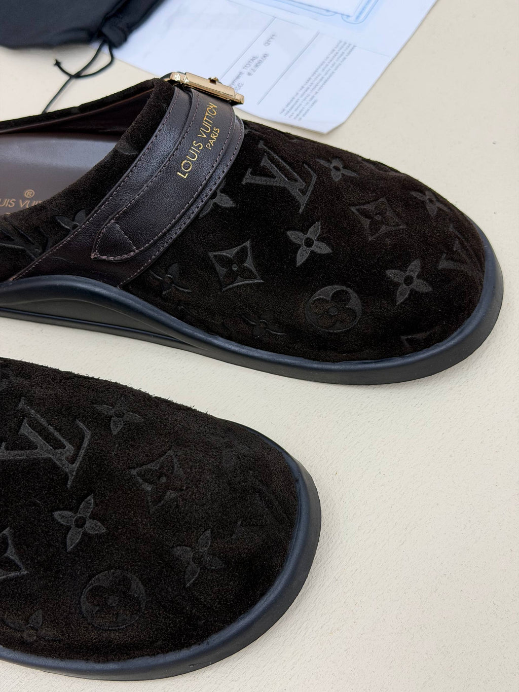 Noir Cerise Monogram Tokalı Süet Terlik – Siyah