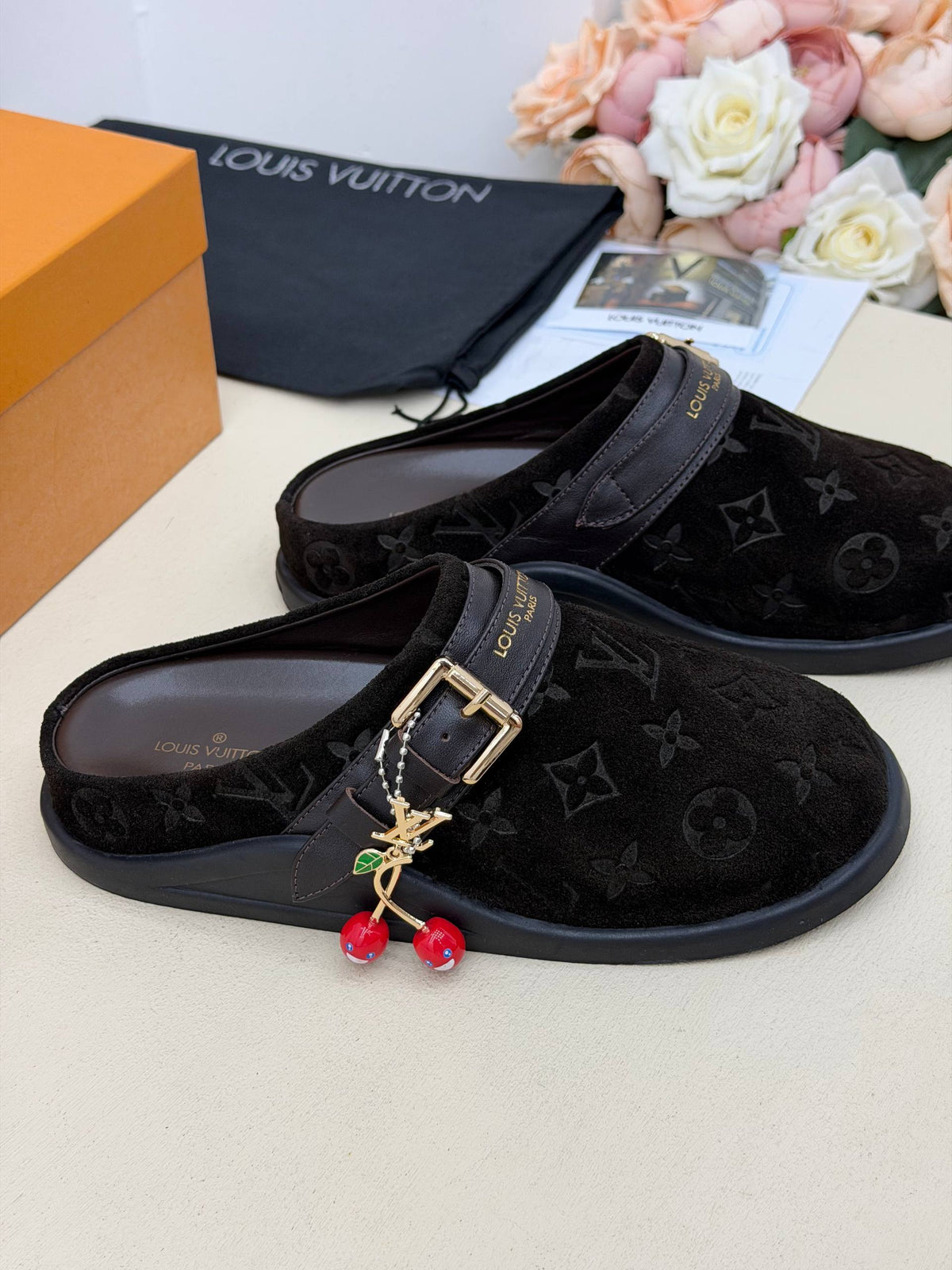 Noir Cerise Monogram Tokalı Süet Terlik – Siyah