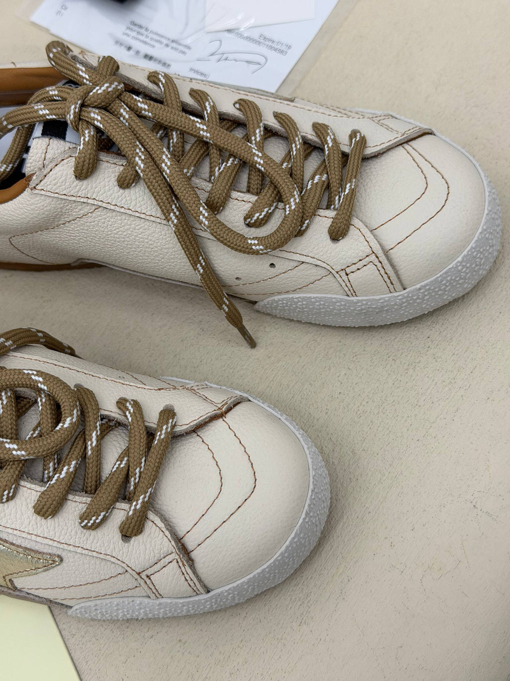 Aurelia Gold Yıldız Detaylı Sneaker – Krem & Altın