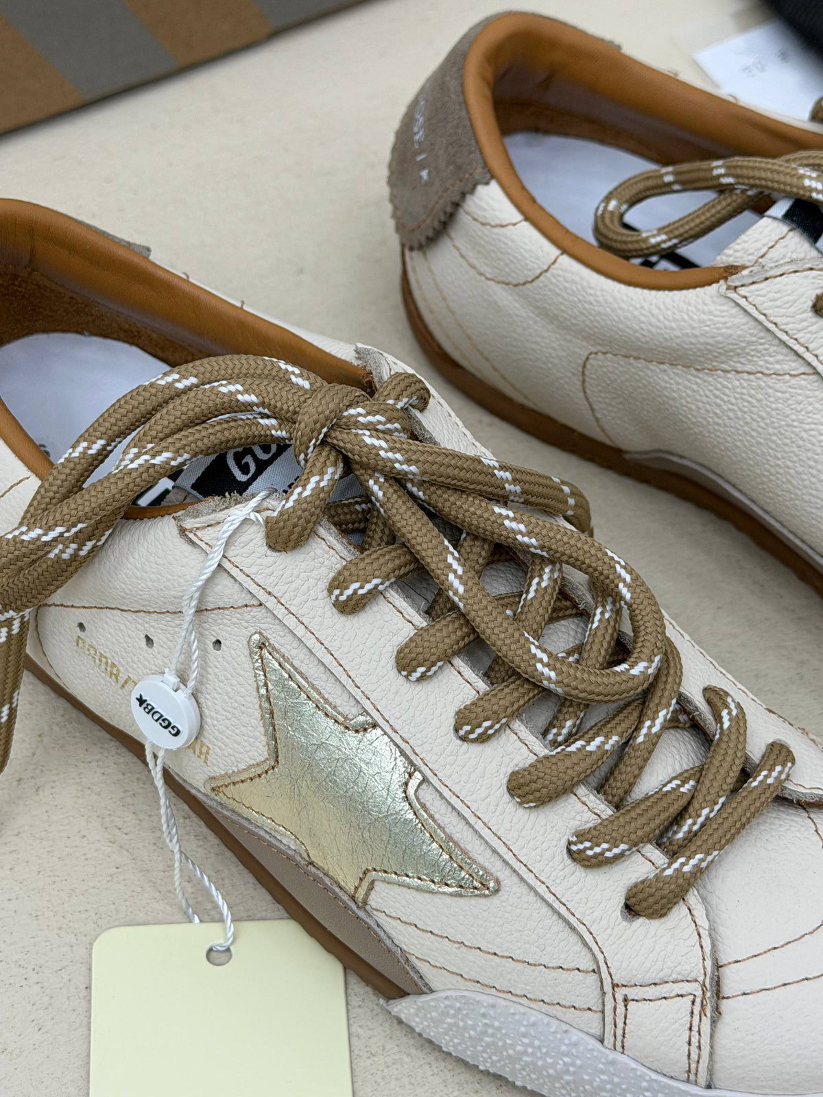 Aurelia Gold Yıldız Detaylı Sneaker – Krem & Altın