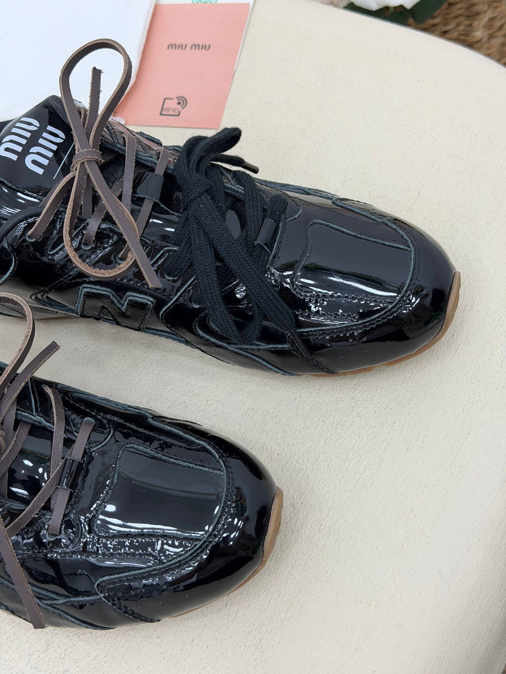Noir Gloss Retro Sneaker – Parlak Siyah